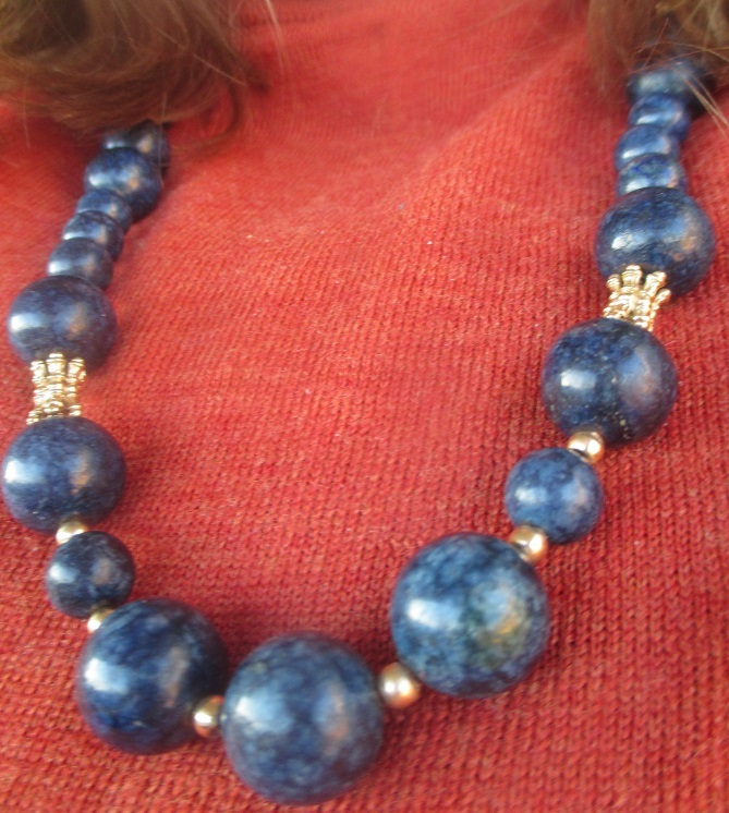 xxM1278M Vintage Sodalitt and 14k gold necklace. Takst-Valuation N.kr.7000